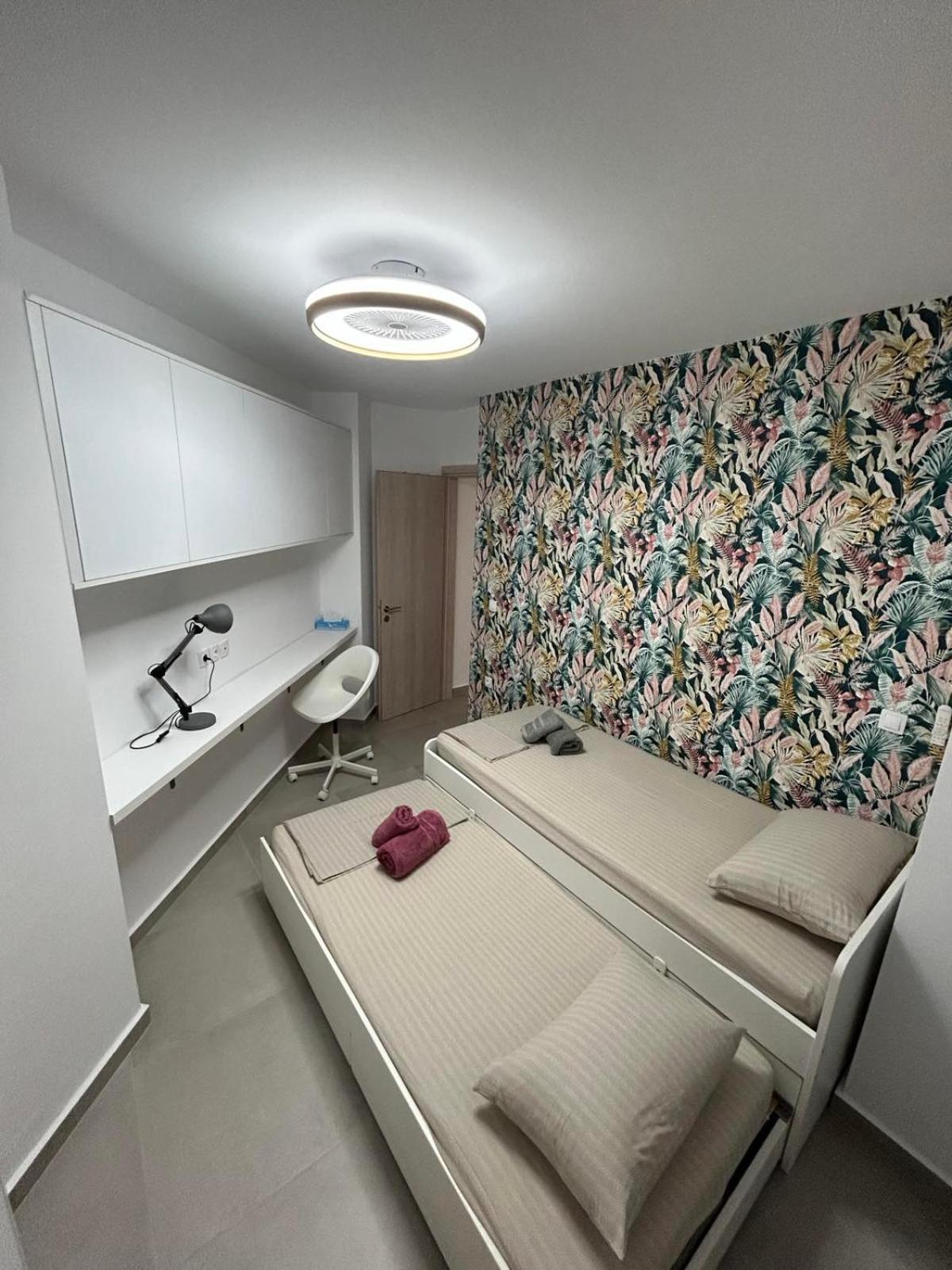 Floral Home 2 - 1St Floor Apt With Private Parking! Aten Exteriör bild