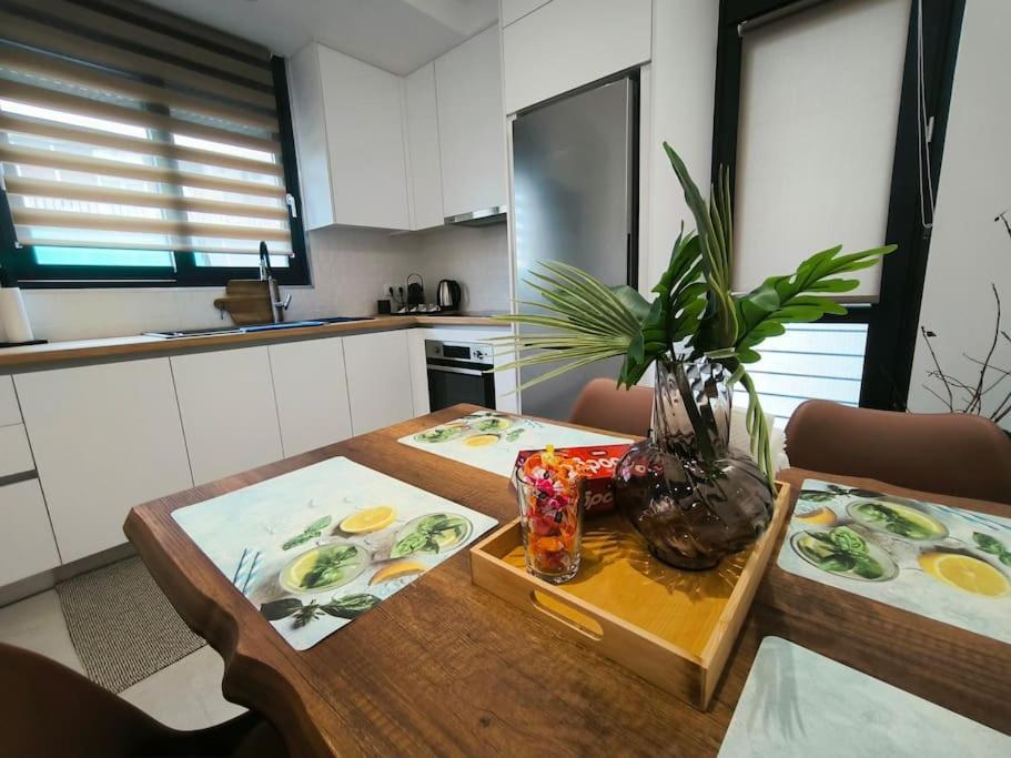 Floral Home 2 - 1St Floor Apt With Private Parking! Aten Exteriör bild