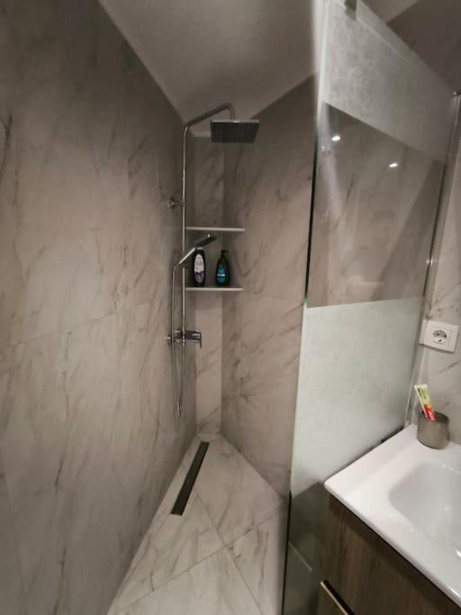 Floral Home 2 - 1St Floor Apt With Private Parking! Aten Exteriör bild
