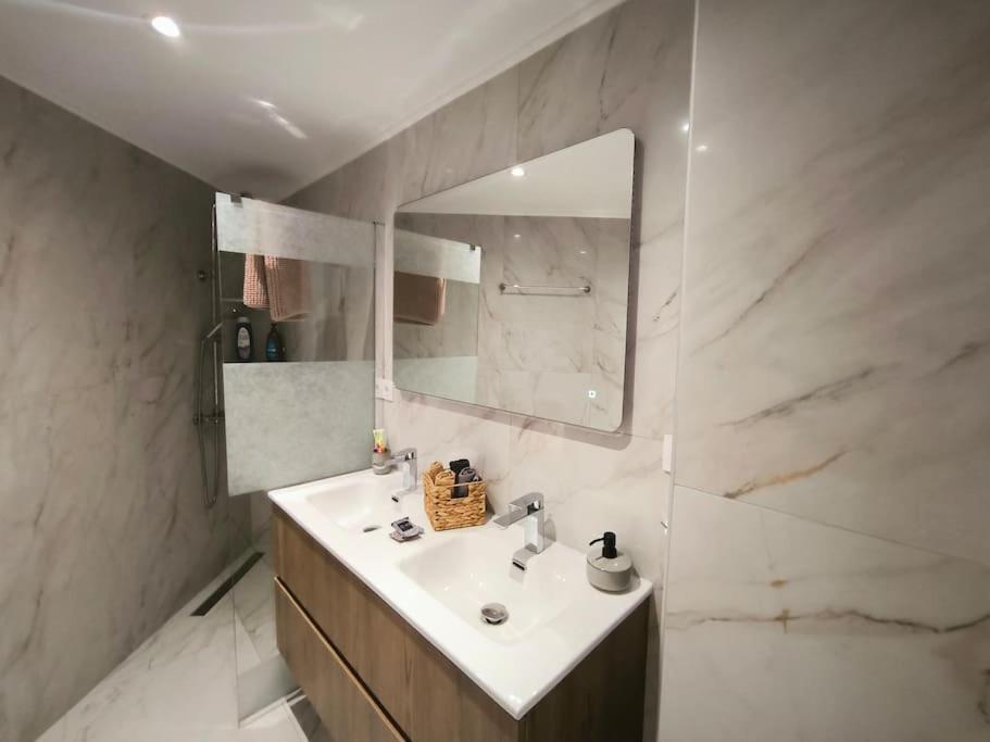 Floral Home 2 - 1St Floor Apt With Private Parking! Aten Exteriör bild