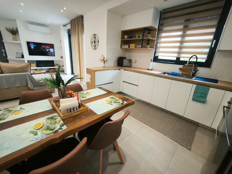 Floral Home 2 - 1St Floor Apt With Private Parking! Aten Exteriör bild